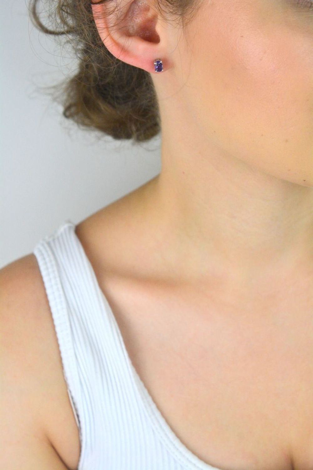 Kolczyki srebrne próby 925 z naturalnym ametystem. Model K 1169 – delikatne, klasyczne, 6x4 mm, zapięcie na sztyft. Elegancja i duchowa harmonia w jednym.1.jpg